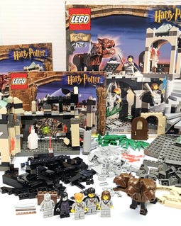 MEOW Harry Potter 4706 4704 Vintage Castle Parts MOC Lot w/ Fluffy Hogwarts Scene Parts & Minifigures