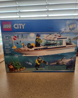 New MEOW City Diving Yacht 60221 Ship Building Toy and Diving Minifigures (148 Pieces)