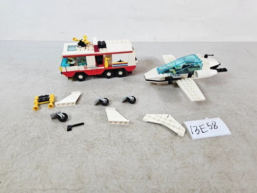 airport plane car jet Lego vintage Lot Parts Pieces minifigure 13e58