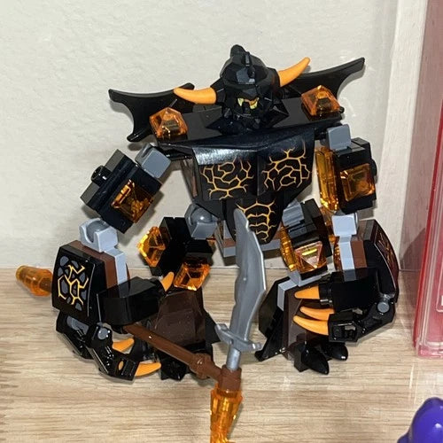 LEGO NEXO KNIGHTS 24 Minifigures & Accessories Alot of RARE Parts, Display Case