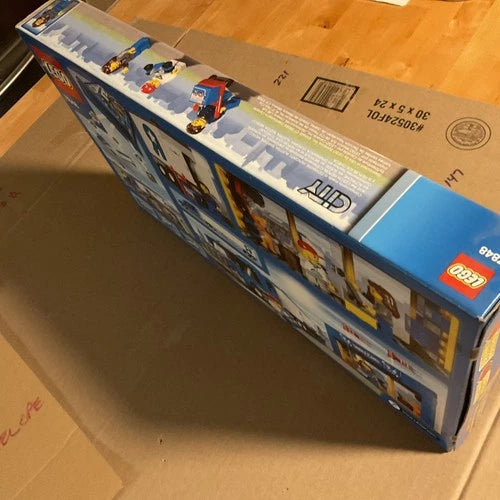 LEGO CITY 7848 Toys "R" Us Truck LIMITED EDITION - New, Unopened Sealed Set 2010