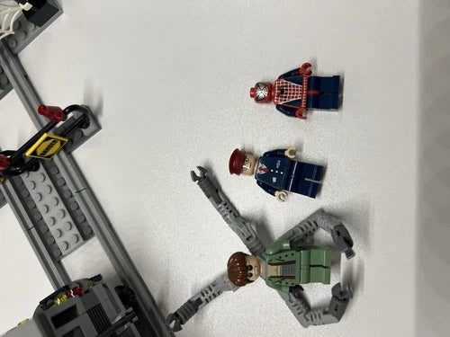 MEOW 4855 Spider-Man's Train Rescue Spider-Man 2 Spider-Man Doc Ock 299pcs