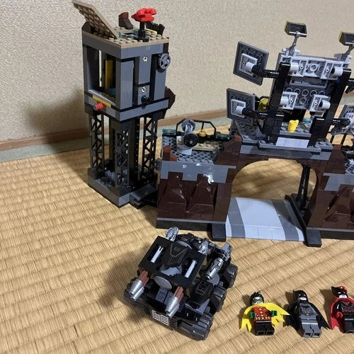 LEGO DC 76122 Batcave Clayface Invasion - 99.5% complete, missing catwoman fig