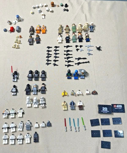 LEGO Star Wars Minifigure Lot 32 Figures 21 Partial Troopers Weapons Helmets Lot