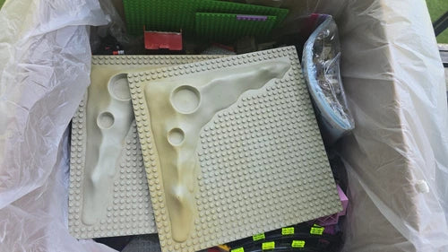 Huge MEOW Bulk Lot 24.6 lbs Mixed Bricks Vintage Classic Space Crater Baseplates