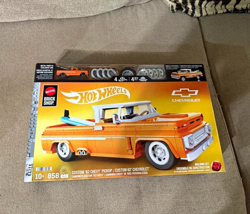 Mattel Hot Wheels Brick Shop Custom '62 Chevy Pickup Building Set 858 pcs