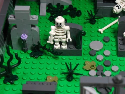 LEGO® Halloween Skeletons Head Stone Tombstone Crypt Creepy Cemetery Bat Spider