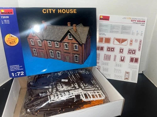 New MiniArt 1:72 Plastic Model Kit 72030 City House NIB