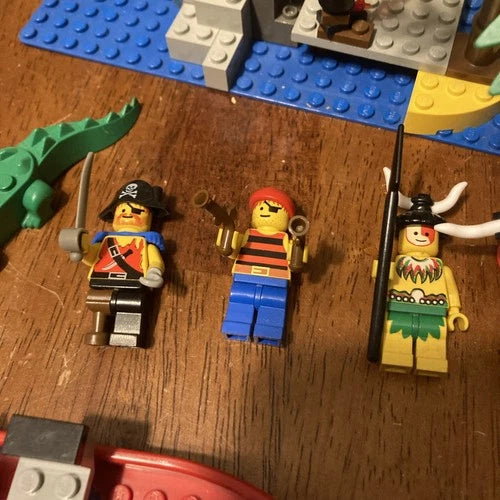 Vintage LEGO Pirates Set 1788 Treasure Chest 1995 Rare Islanders