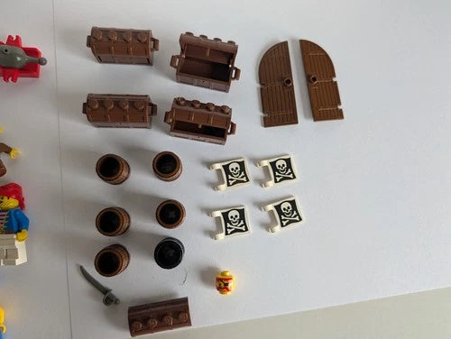 LEGO Pirates Lot 12 Minifigures Bluecoat Redcoat Brickbeard Cannons Chests