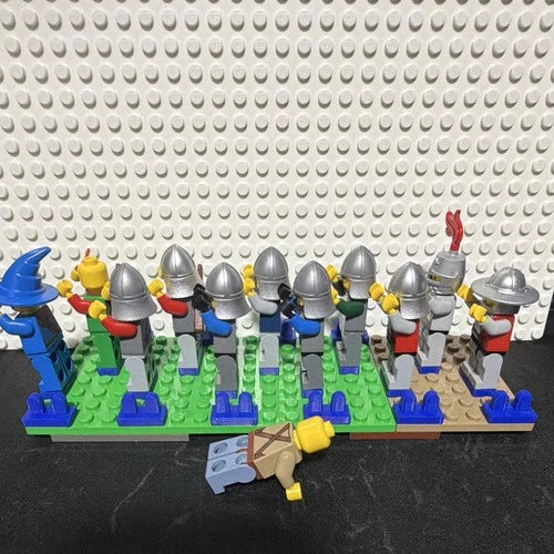 MEOW Castle Minifigure Lot of 12 Medieval Knights & Blue Wizard+ misc medieval