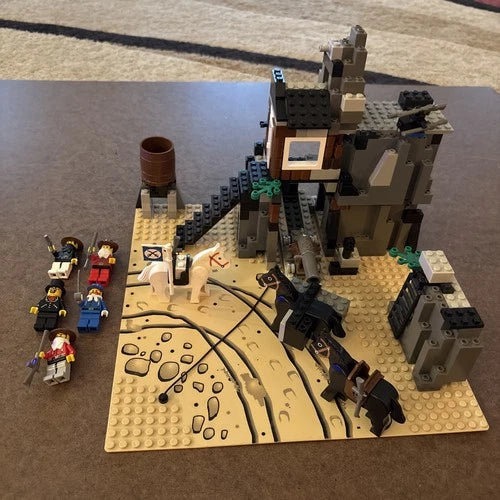 Lego 6761 - Bandit's Secret Hide-Out With Minifigures