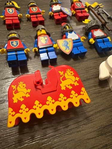 Castle LEGO! vintage crusader knights- lot of 8 lion minifigures, accessories
