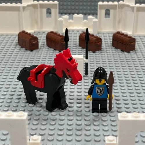 Lego Castle (White) : w/ Black Falcon Cas101a + Horse w/ Saddle + Walls + MORE !