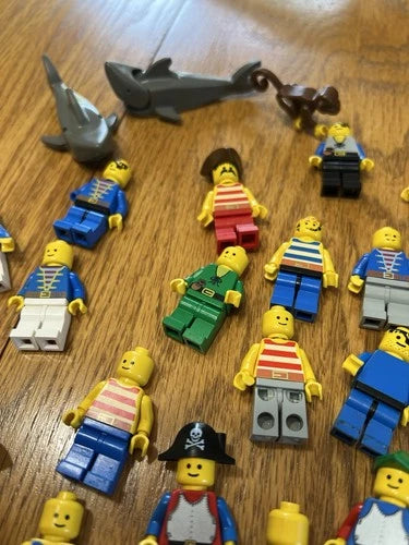 Vintage Lego mini figure pirate Lot