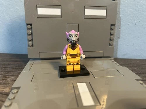 Lego Zeb Orrelios Minifigure 2014 Star Wars 2 cracks on the back of the feet