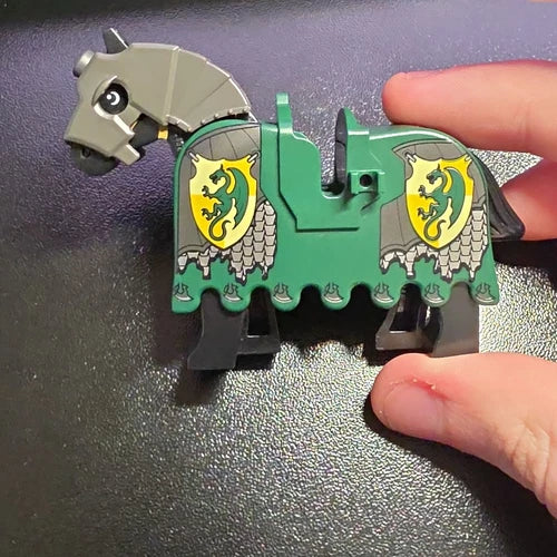 LEGO Green Dragon Barding Ruffled Armor Horse Castle 7187 2490pb10 Clips Intact