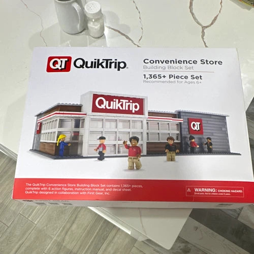 QuikTrip Convenience Store Building Block Set 1,365+ pcs 6+, 6 figs