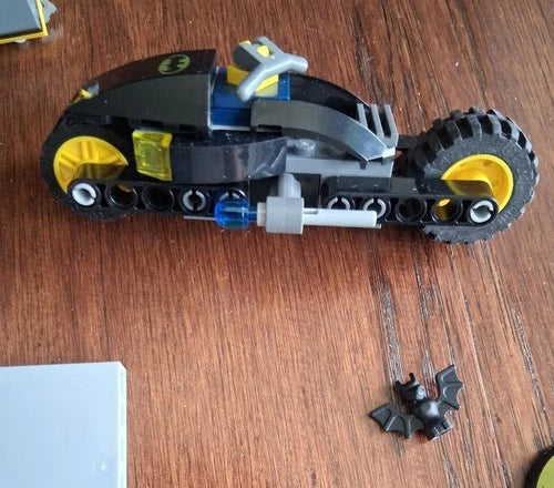 LEGO 2012 The Batcave 6860 DC Universe Super Heroes - Incomplete Set / Parts