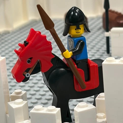 Lego Castle (White) : w/ Black Falcon Cas101a + Horse w/ Saddle + Walls + MORE !