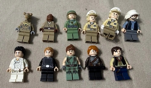 LEGO Star Wars Minifigure Lot 32 Figures 21 Partial Troopers Weapons Helmets Lot