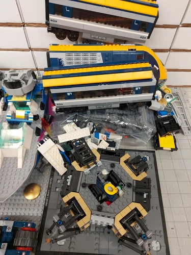 Huge Lot of Used Legos 29 LBS Lego City and Mixed Bricks Avengers Train City Mix
