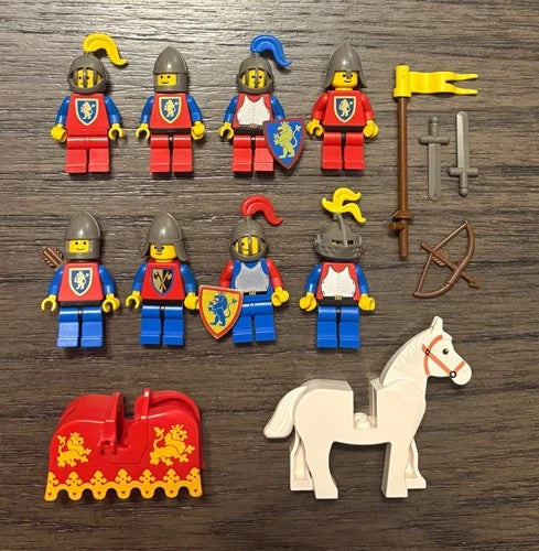 Castle LEGO! vintage crusader knights- lot of 8 lion minifigures, accessories