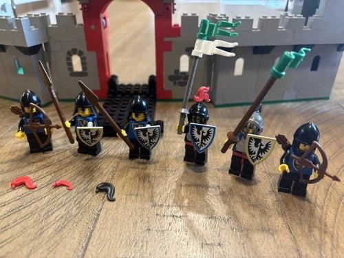 MEOW Castle: Black Falcons Knight's (6073) Read Full Description