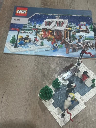 Near Complete - LEGO Creator Winter Village Bakery 10216 2010 Minifigs Included