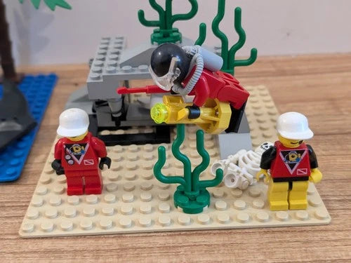 Lego Town Divers: 1782 Discovery Station - 100% of Pieces w/Minifigures