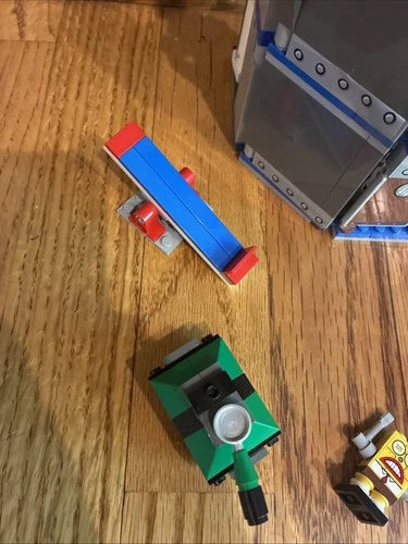 LEGO SpongeBob SquarePants: The Chum Bucket (4981) Near Complete missing 1 stick