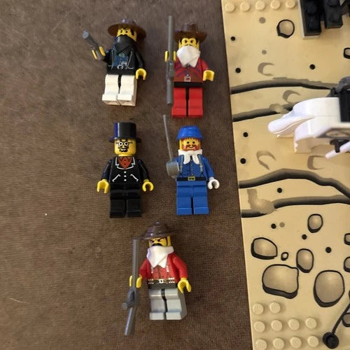 Lego 6761 - Bandit's Secret Hide-Out With Minifigures