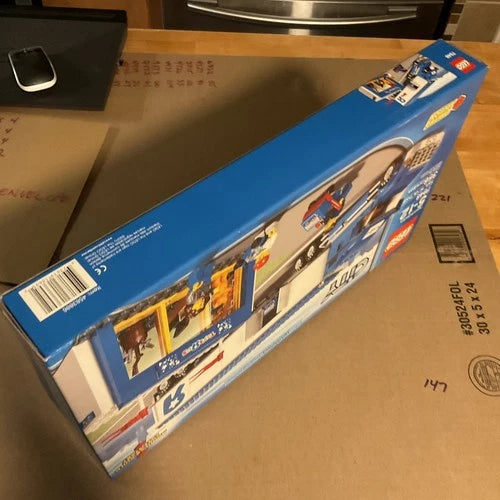 LEGO CITY 7848 Toys "R" Us Truck LIMITED EDITION - New, Unopened Sealed Set 2010