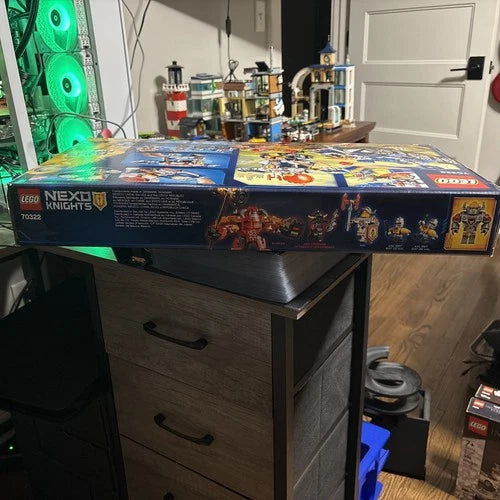 NIB LEGO NEXO KNIGHTS Axl's Tower Carrier 70322 Box has some wear see pics