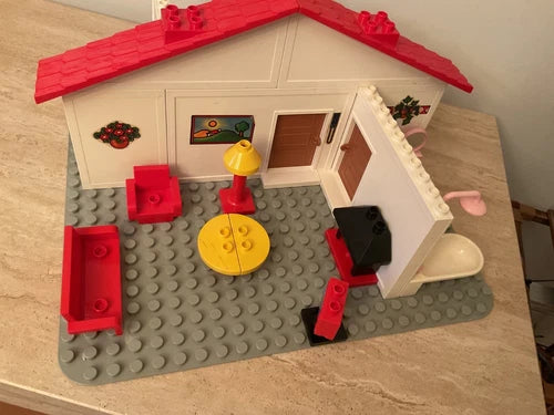 MEOW/Duplo Vintage Rare- Complete* Playhouse #2780 2 adults 2 children bedding