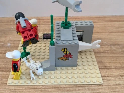 Lego Town Divers: 1782 Discovery Station - 100% of Pieces w/Minifigures