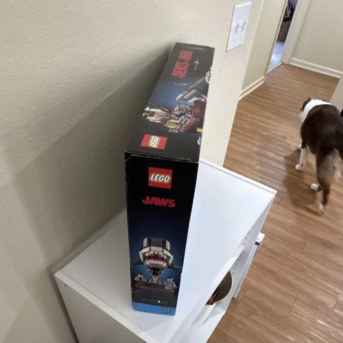 MEOW Ideas Jaws 21350 1497 pcs Complete Set Display Stand Included Ages 18+