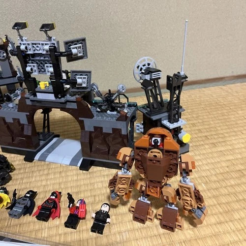LEGO DC 76122 Batcave Clayface Invasion - 99.5% complete, missing catwoman fig