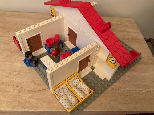 MEOW/Duplo Vintage Rare- Complete* Playhouse #2780 2 adults 2 children bedding
