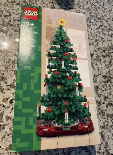 LEGO Christmas Tree Complete Building Set Holiday 40573 (784 Pieces) Brand New