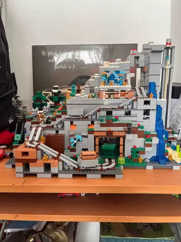 Minecraft The Mountain Cave 21137 MOC 2688 Piece Building Brick Set