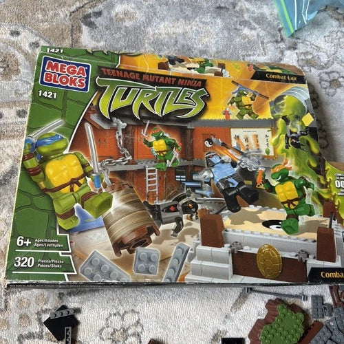 TMNT 2003 MegaBloks 1421 TEENAGE MUTANT NINJA TURTLES COMBAT LAIR W/box Not Comp