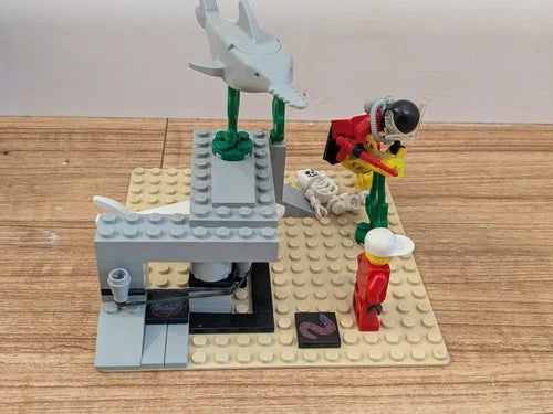 Lego Town Divers: 1782 Discovery Station - 100% of Pieces w/Minifigures