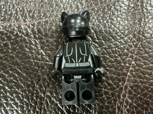 LEGO Catwoman Red Goggles Whip Minifigure Batman DC Super Heroes 76122 sh0595