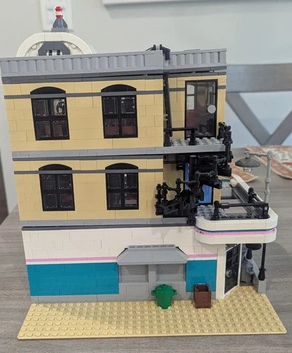 LEGO Downtown Diner 10260 Missing Car And 1 Minifigure.
