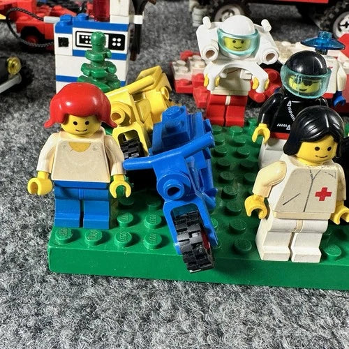 Vintage LEGO Lot Mostly 1980s 1990s-15 Minifigures 10 Vehicles 8+ Lbs Parts