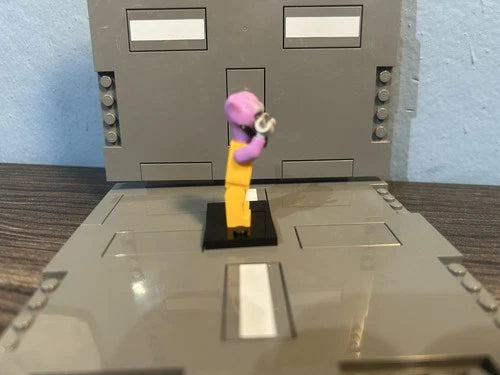 Lego Zeb Orrelios Minifigure 2014 Star Wars 2 cracks on the back of the feet
