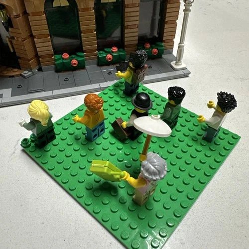 MEOW Icons: Boutique Hotel (10297) - 99% complete w/ all minifigs