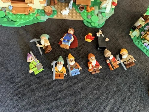 LEGO Disney Snow White Seven Dwarfs' Cottage 43242 2228pc w/ Box- used