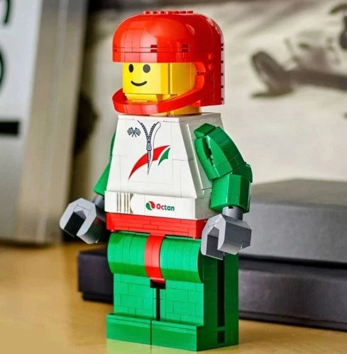 MEOW 40819 Up-Scaled Racing Driver Minifigure 694 pcs Set Ages 10+ NIB